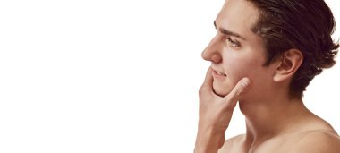 Beyaz arka planda izole edilmiş genç bir adamın portresi. Erkekler kozmetikle yüzleşir. Erkek güzelliği, cilt bakımı, sağlık, kozmetoloji, spa, vücut bakımı kavramı. Reklam için boşluk kopyala. El ilanı