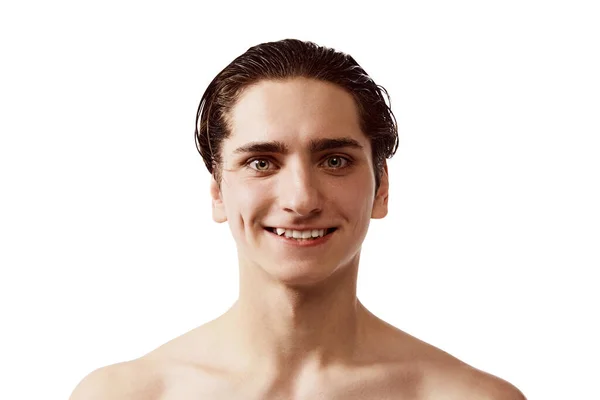 年轻男子的画像 深色头发 绿眼睛 望着被白色背景隔离的相机 男性化妆品疗法 生活方式 身体护理的概念 广告的复制空间 — 图库照片
