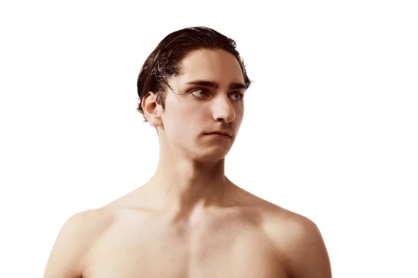 在白色背景下 年轻男子装扮成赤身裸体的画像 洗头后要湿透头发 男性美的概念 身体护理 广告的复制空间 — 图库照片