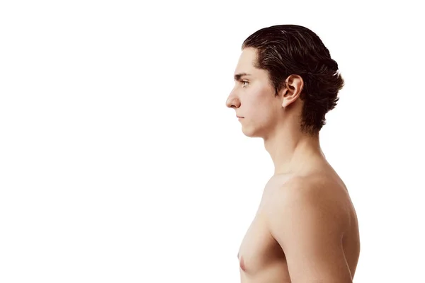 年轻男子的侧视图画像 湿头发 无袖上衣 白色背景 男性美的概念 身体护理 广告的复制空间 — 图库照片