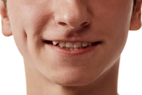 白い背景の上に男性の顔 口と歯の作物のクローズアップ画像 歯のケア 男性の美しさ スキンケア ボディケア 医学の概念 広告のコピースペース — ストック写真