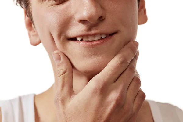 Beskuren Bild Manligt Ansikte Mun Och Tänder Över Vit Bakgrund — Stockfoto