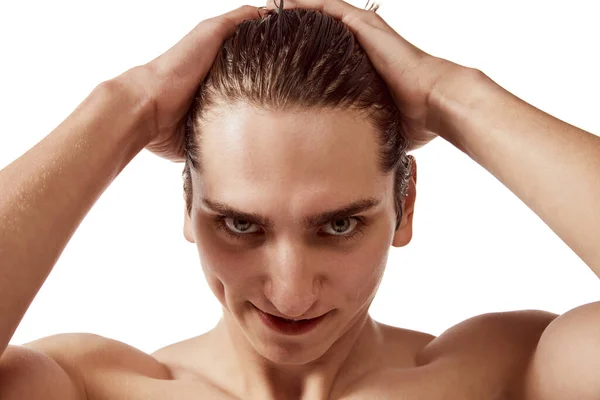 Portrét Mladého Muže Mokrými Vlasy Pózující Izolované Přes Bílé Pozadí — Stock fotografie