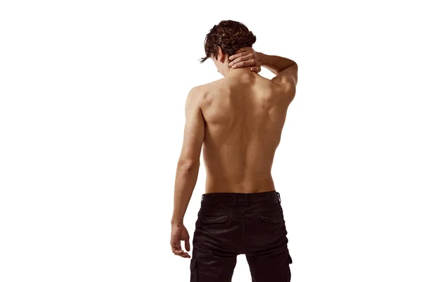 后视镜 年轻的无上衣男子 肌肉发达的身体隔离在白色背景 健康的背与运动 男性美的概念 身体护理 广告的复制空间 — 图库照片