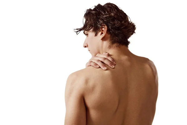 后视镜 年轻的无上衣男子 肌肉发达的身体隔离在白色背景 身体护理和按摩 男性美的概念 身体护理 广告的复制空间 — 图库照片