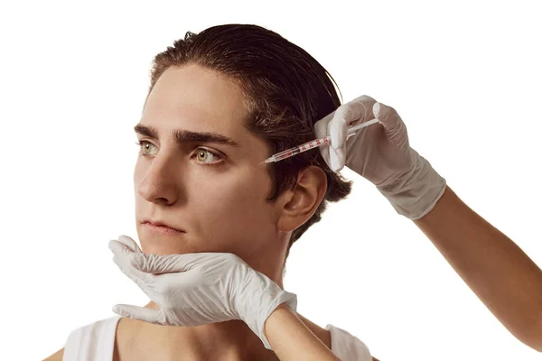 Portrét Mladého Muže Ženy Rukavicích Injekční Stříkačkou Injekce Izolované Bílém — Stock fotografie