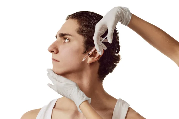 장갑을 배경에 고립된 광대뼈에 주사를 남녀의 남성의 스킨케어 성형수술 광고용 — 스톡 사진