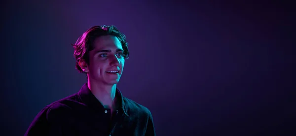 Siyah Gömlekli Bir Gencin Portresi Neon Işıkta Izole Edilmiş Koyu — Stok fotoğraf