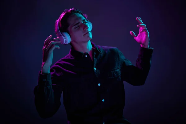 셔츠를 헤파린 음악을 남자의 어두운 보라색 배경에 고립되어 인간의 패션에 — 스톡 사진