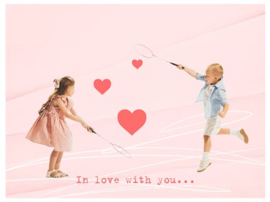 Çağdaş sanat kolajı. Tatlı küçük çocuklar, pembe arka planda badminton oynayan kız ve erkek. Arkadaşlık. Aşk kavramı, ilişki, sevgililer günü, romantizm, duygular. Poster, reklam