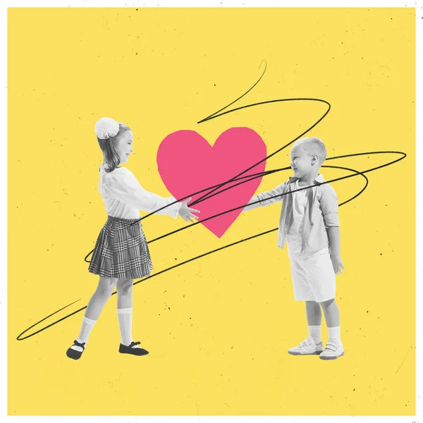 現代美術のコラージュ 黄色の背景の上に大きなバレンタインを保持する小さな笑顔の子供 男の子と女の子 バレンタインデー 子供時代 ロマンス 感情の概念 ポスター — ストック写真
