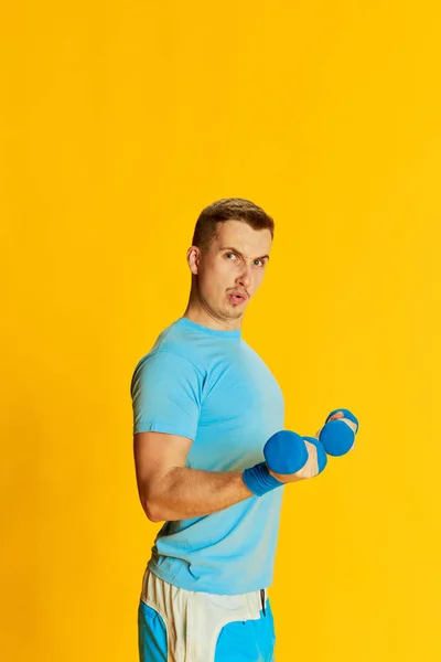 파란색 제복을 훈련을 고립되어 근육질 행동의 — 스톡 사진