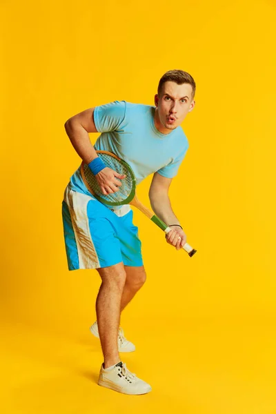 Porträtt Ung Man Blå Uniform Utbildning Poserar Med Tennisracket Isolerad — Stockfoto