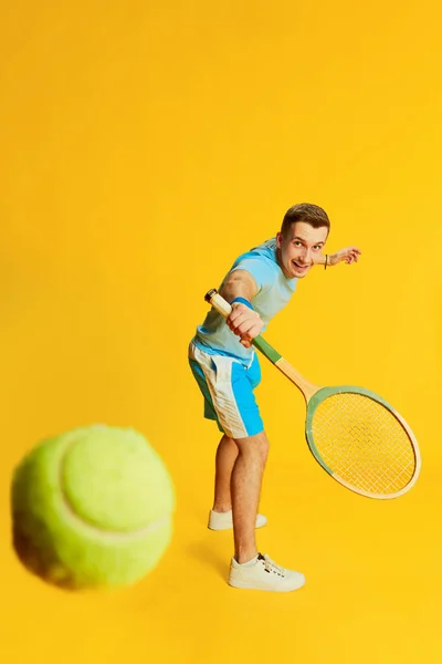 Mavi Üniformalı Genç Bir Adamın Portresi Tenis Oynuyor Sarı Arka — Stok fotoğraf