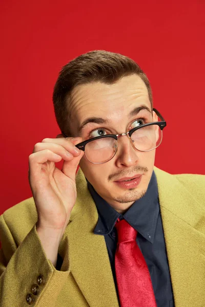 스타일 안경을 남자의 초상화가 배경에 고립된 의문의 얼굴을 패션의 — 스톡 사진