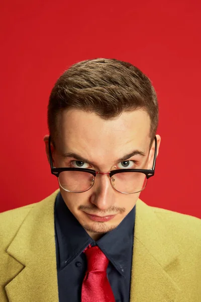Portrait Young Man Stylish Jacket Glasses Posing Red Background Questioning — Stock Photo, Image