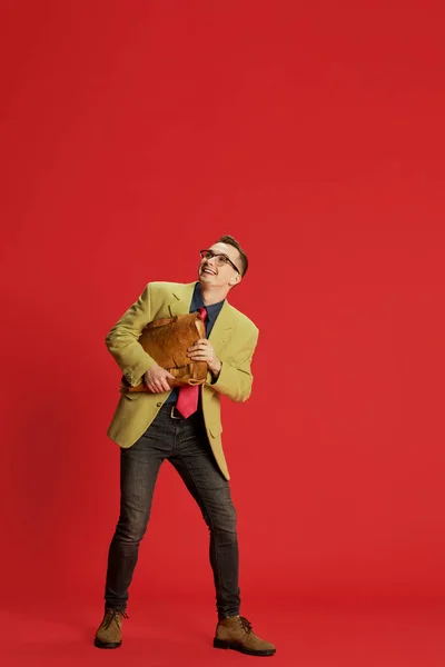 Портрет Молодого Счастливого Человека Стильной Куртке Очках Винтажном Портфеле Позирующем — стоковое фото