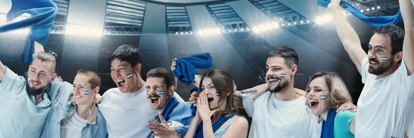 Grupa Emocjonujących Młodych Ludzi Futbol Kibice Piłki Nożnej Dopingują Swoją — Zdjęcie stockowe