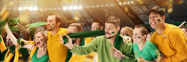 感動的な若者のグループ サッカー スタジアムでブラジルチームを応援サッカーファン 激しい瞬間だ スポーツ カップ チーム イベント 感情の概念 — ストック写真
