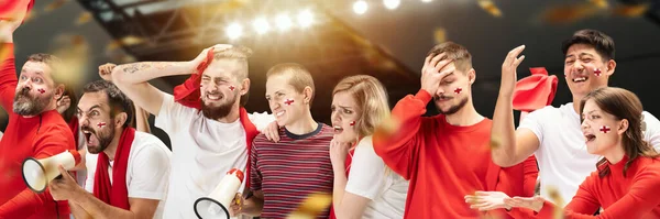 一群情绪化的年轻人 足球迷在体育场观看比赛 输的游戏 情绪的概念 — 图库照片