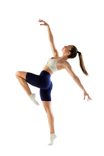 若いスポーツ女性のトレーニングの肖像画は 完全な体の演習を行うと 白い背景に孤立した先端に立っている スポーツ ボディケア フィットネス 健康の概念 — ストック写真