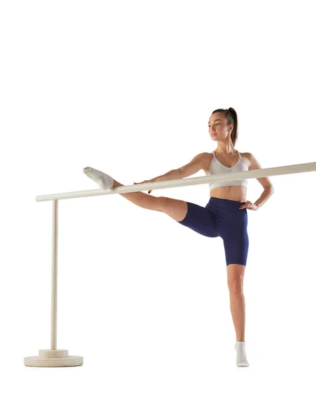 年轻的女运动员训练的肖像 在白色背景上孤立的芭蕾舞理发师上做伸展运动 舞蹈家 运动的概念 身体护理 — 图库照片