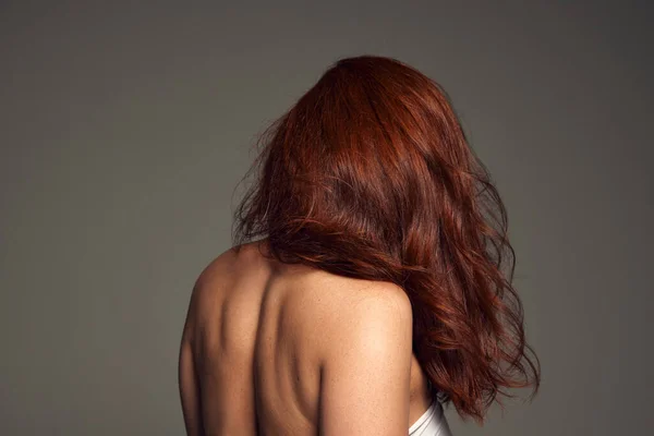 Rückseite Porträt Einer Jungen Frau Mit Perfektem Haar Tiefroter Farbe — Stockfoto
