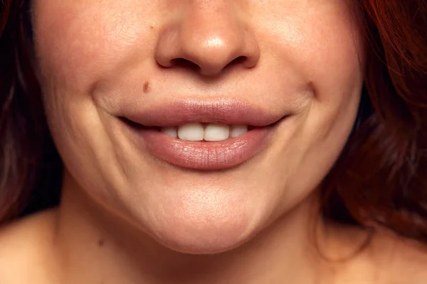 ヌードカラーの口紅で女性の完璧な形状の口のクローズアップビュー 保湿効果あり 笑顔だ 美容と歯科のケア 自然の美しさ 化粧品 唇の増強の概念 — ストック写真