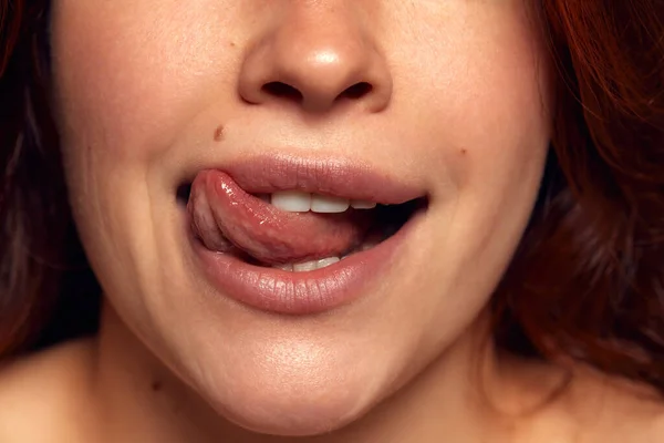 近景女性完美的嘴型与裸色口红 湿透了 性感性感的嘴唇 自然美 化妆品 嘴唇丰满的概念 — 图库照片