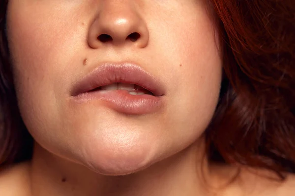 近景女性完美的嘴型与裸色口红 湿透了 性感性感的嘴唇 柔软的唇隆起 自然美 化妆品 唇膏的概念 — 图库照片