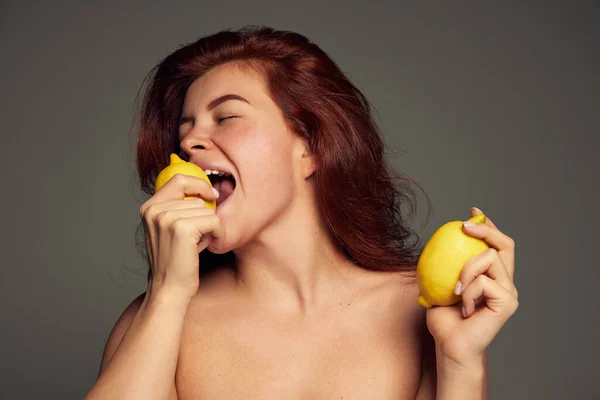 Retrato Una Hermosa Mujer Pelirroja Comiendo Limones Aislados Sobre Fondo — Foto de Stock