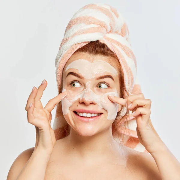 Retrato Mulher Jovem Bonita Ruiva Aplicando Máscara Argila Facial Após — Fotografia de Stock