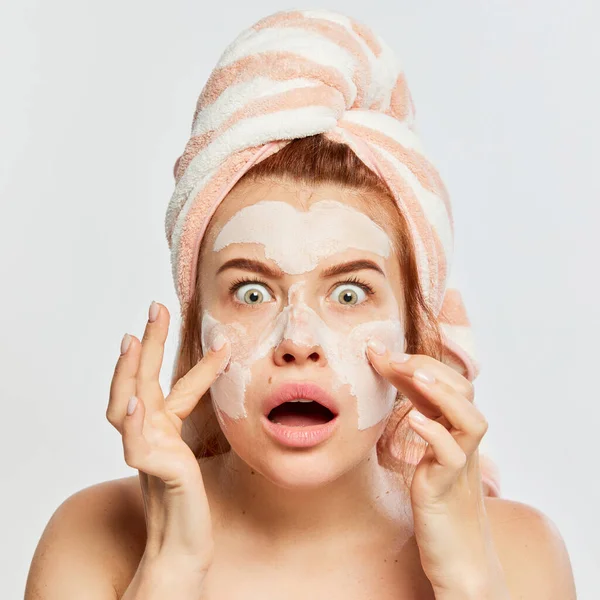 Retrato Mulher Jovem Bonita Ruiva Cuidando Pele Aplicando Máscara Facial — Fotografia de Stock
