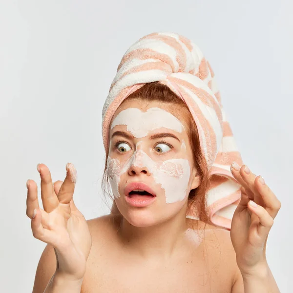 年轻美丽女子的画像 在浴后用毛巾涂上面部黏土面膜 在白色背景上隔离皮肤护理 美容美感 面部和皮肤护理 化妆品和天然化妆品 — 图库照片