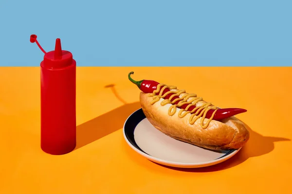 Assiette Avec Hot Dog Chili Épicé Avec Moutarde Sur Nappe — Photo