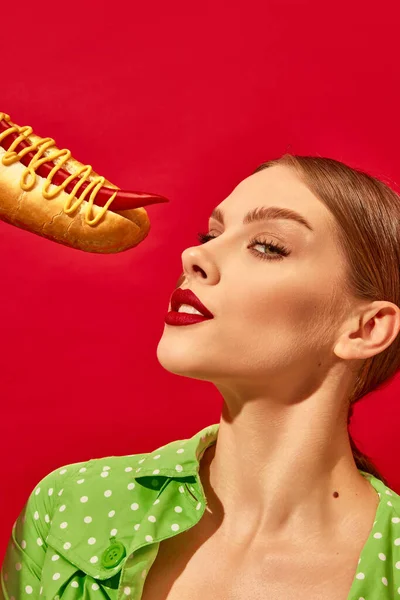 Młoda Kobieta Modnym Makijażem Jedząca Pikantne Hot Dogi Musztardą Chili — Zdjęcie stockowe