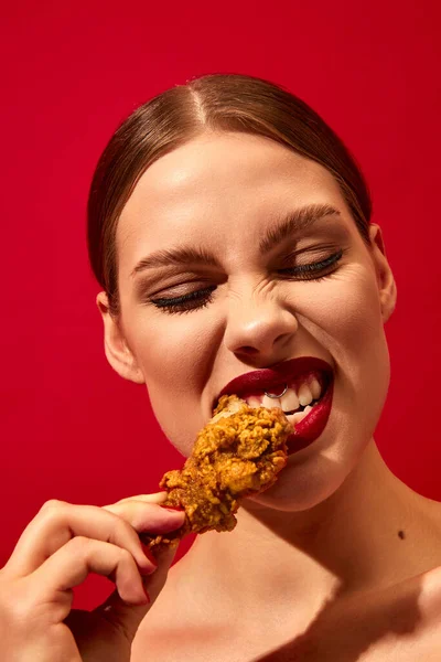 Jeune Femme Rouge Lèvres Mangeant Poulet Frit Pépites Sur Fond — Photo