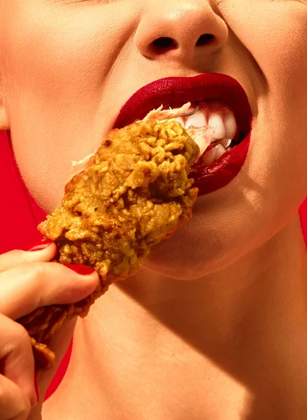 Крупным Планом Изображение Молодой Женщины Поедающей Жареную Курицу Наггетсы Ярко — стоковое фото