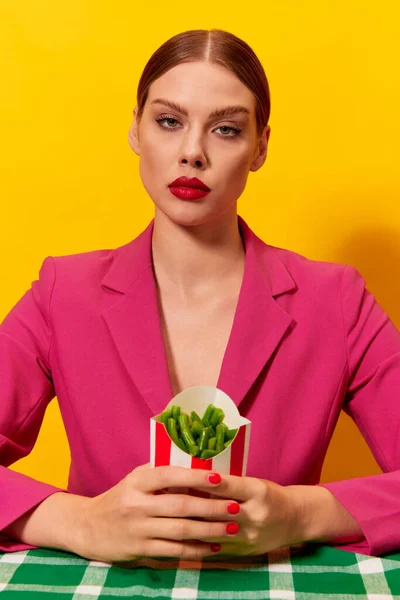 Emotionslose Ernste Junge Frau Leuchtend Pinkfarbener Jacke Mit Grünen Bohnen — Stockfoto