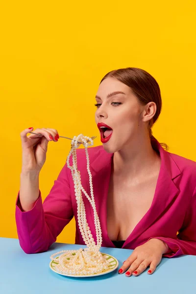 Schöne Junge Mädchen Leuchtend Rosa Jacke Spaghetti Essen Nudeln Über — Stockfoto