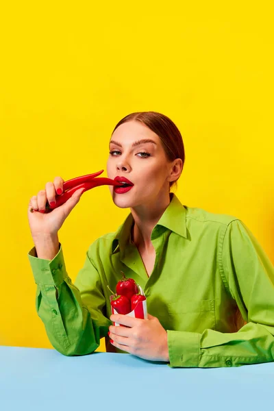 Kaliteli Yeşil Ceketli Güzel Bir Kadın Sarı Arka Planda Kırmızı — Stok fotoğraf