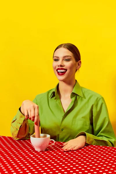 Tersenyum Wanita Muda Pakaian Vintage Mencelupkan Sosis Dalam Cangkir Kopi — Stok Foto