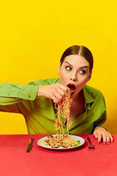 Emocjonalna Dziewczyna Jedząca Spaghetti Makaron Dłońmi Czerwonym Obrusie Żółtym Tle — Zdjęcie stockowe