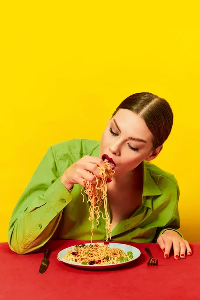 Emotioneel Jong Meisje Eet Spaghetti Noedels Met Handen Rood Tafelkleed — Stockfoto