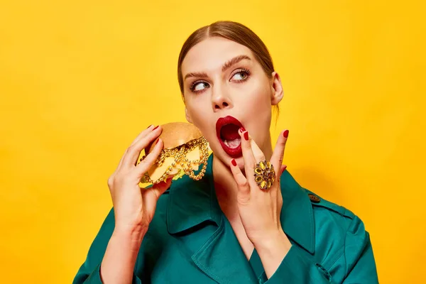 Jeune Belle Femme Manteau Vert Avec Rouge Lèvres Mangeant Cheeseburger — Photo