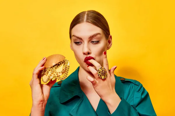 Young Beautiful Woman Green Coat Red Lipstick Eating Cheeseburger Necklaces — Stock Photo, Image