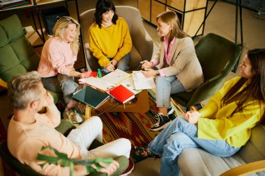 Projeler başlatılıyor. Çalışanlar, iş arkadaşları ofiste, içeride iş toplantısı yapıyorlar. Analiz üzerinde çalışıyorum. İş kavramı, beyin fırtınası, eğitim, girişim, şirket geliştirme