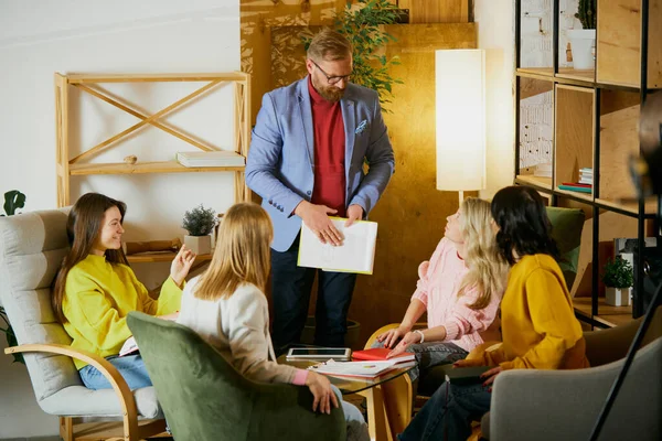 Group Employees Men Women Having Meeting Discussion Future Company Plans — Stock Photo, Image