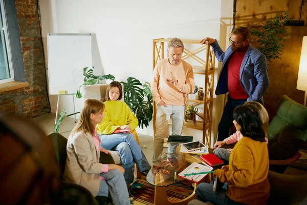 Mitarbeitergruppe Männer Und Frauen Treffen Ideendiskussion Büro Drinnen Projektstart Geschäftskonzept — Stockfoto