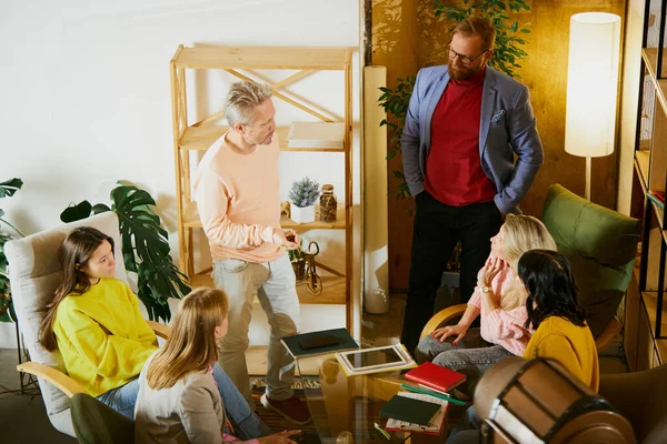 Motivasyon Bir Grup Çalışan Erkek Kadın Arkadaşları Toplantı Yapıyor Ofiste — Stok fotoğraf
